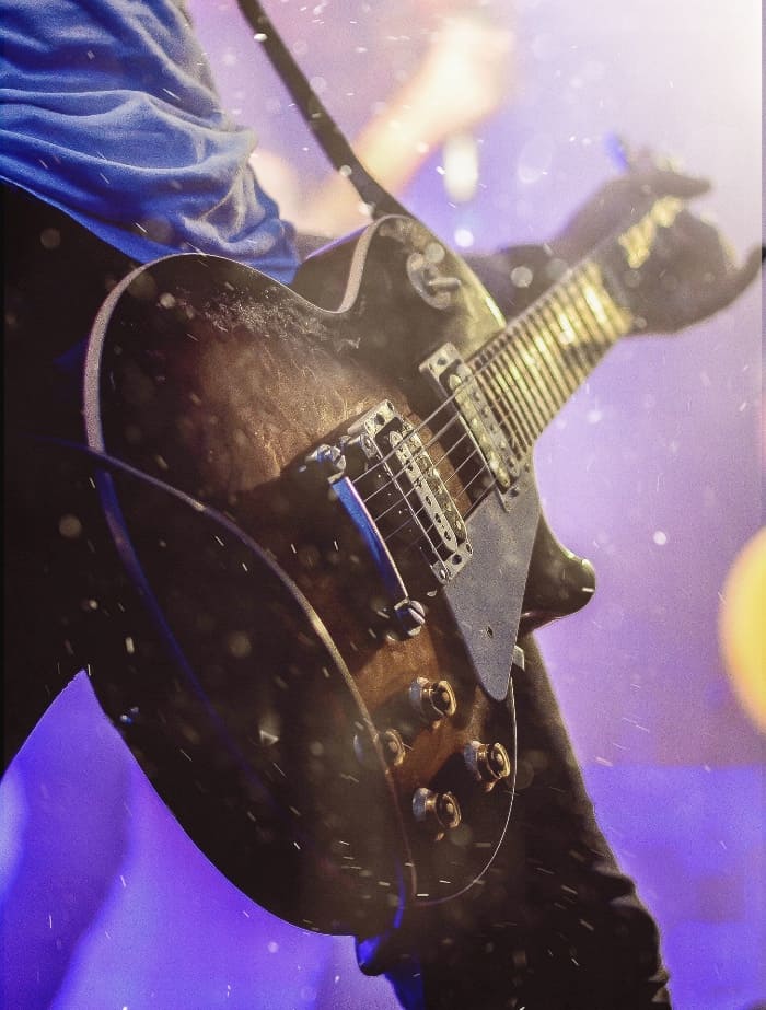 Un guitariste débutant pratique sur une guitare électrique